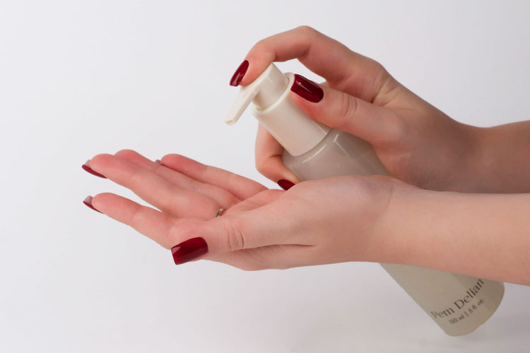 Pem Delian Day Maker modell kezében tartva kinyomásra készen