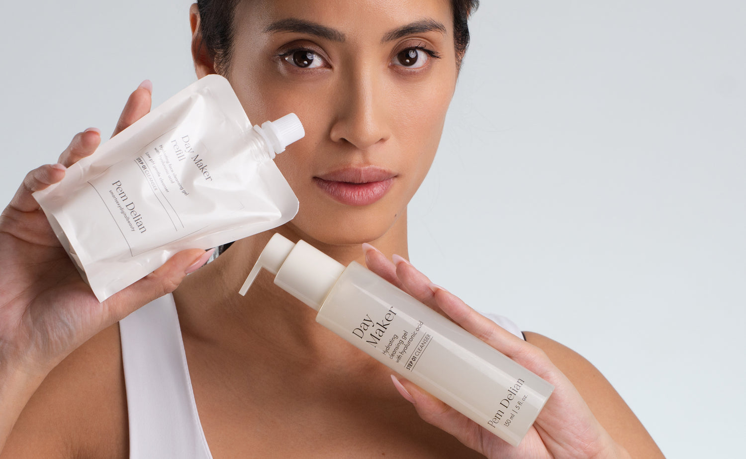 Pem Delian Day Maker és Refill - a modell összeérinti őket az arca előtt