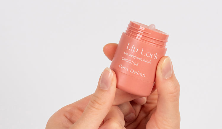 Pem Delian Lip Lock Smoothie éjszakai ajakápoló maszk ujjak között eltekerve