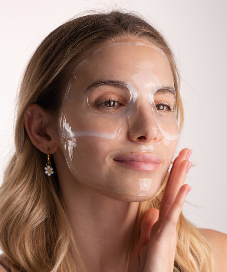 Pem Delian Lumiskin arcmaszk pár óra elteltével a modell arcán fehérből átlátszóvá válik