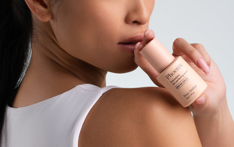 Pem Delian Phoeix: modell vállához tartva