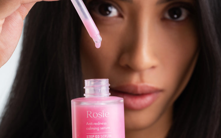 Pem Delian Rosie nagyon közeli: modell arca előtt pipettát cseppent