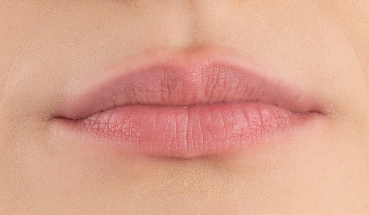 Pem Delian modell szája ajakápoló nélkül