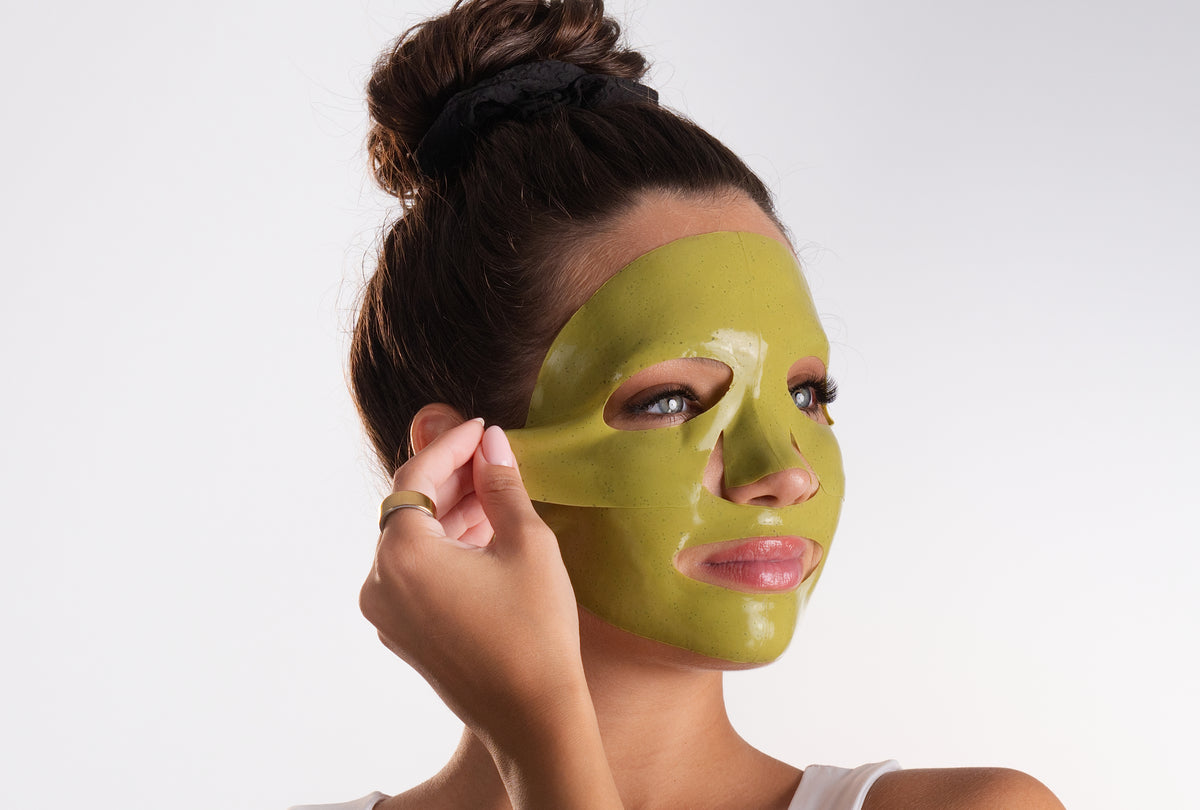 Pem Delian Matcha Spa arcmaszk barna hajú modell arcára felhelyezve