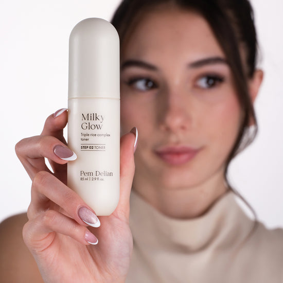 Pem Delian Milky Glow toner modell kezében tartva fókuszban homályos háttérrrel