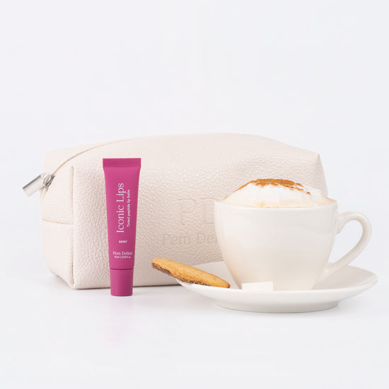 Pem Delian beige vegán bőr neszesszer, előtte Iconic Lips berry, kávé és keksz