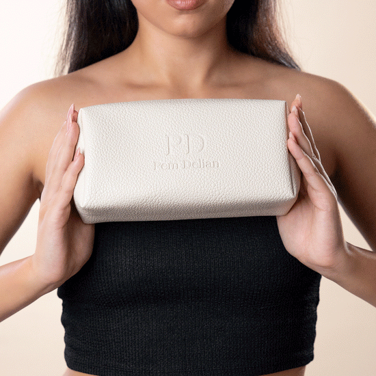 Pem Delian beige vegán bőr neszesszer
barna hajú modell kezében