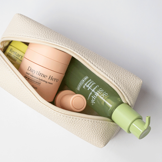 Pem Delian beige vegán bőr neszesszer fentről, benne Pem Delian kozmetikumok