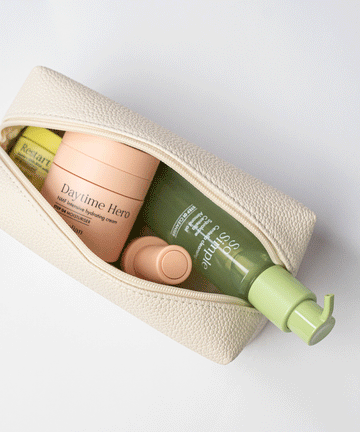 Pem Delian beige vegán bőr neszesszer fentről, benne Pem Delian kozmetikumok