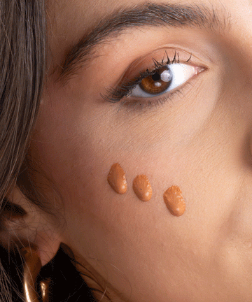 Pem Delian Bronze Up hidratáló, ragyogásfokozó fluid hialuronsavval
3 csepp  barna szemű modell arcán