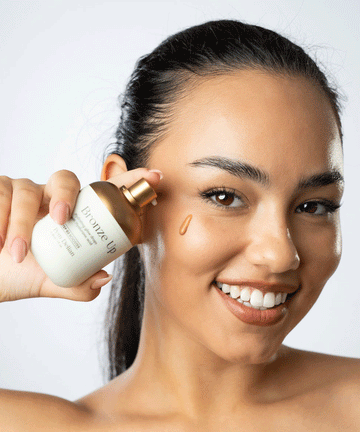 Pem Delian Bronze Up hidratáló, ragyogásfokozó fluid hialuronsavval
barna szemű model arca előtt, az arcon textúra