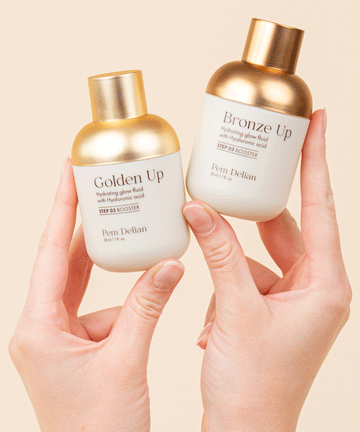 Pem Delian Bronze Up hidratáló, ragyogásfokozó fluid hialuronsavval és Golden up két kézben tartva