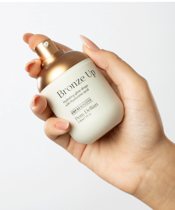 Pem Delian Bronze Up hidratáló, ragyogásfokozó fluid hialuronsavval
modell kezében tartva