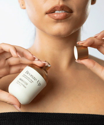 Pem Delian Bronze Up hidratáló, ragyogásfokozó fluid hialuronsavval
kupak levéve a modell mellkasa előtt
