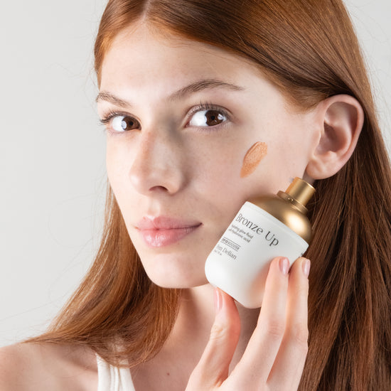 Pem Delian Bronze Up hidratáló, ragyogásfokozó fluid hialuronsavval
vörös hajú modell kezében, textúra kikenve az arcon