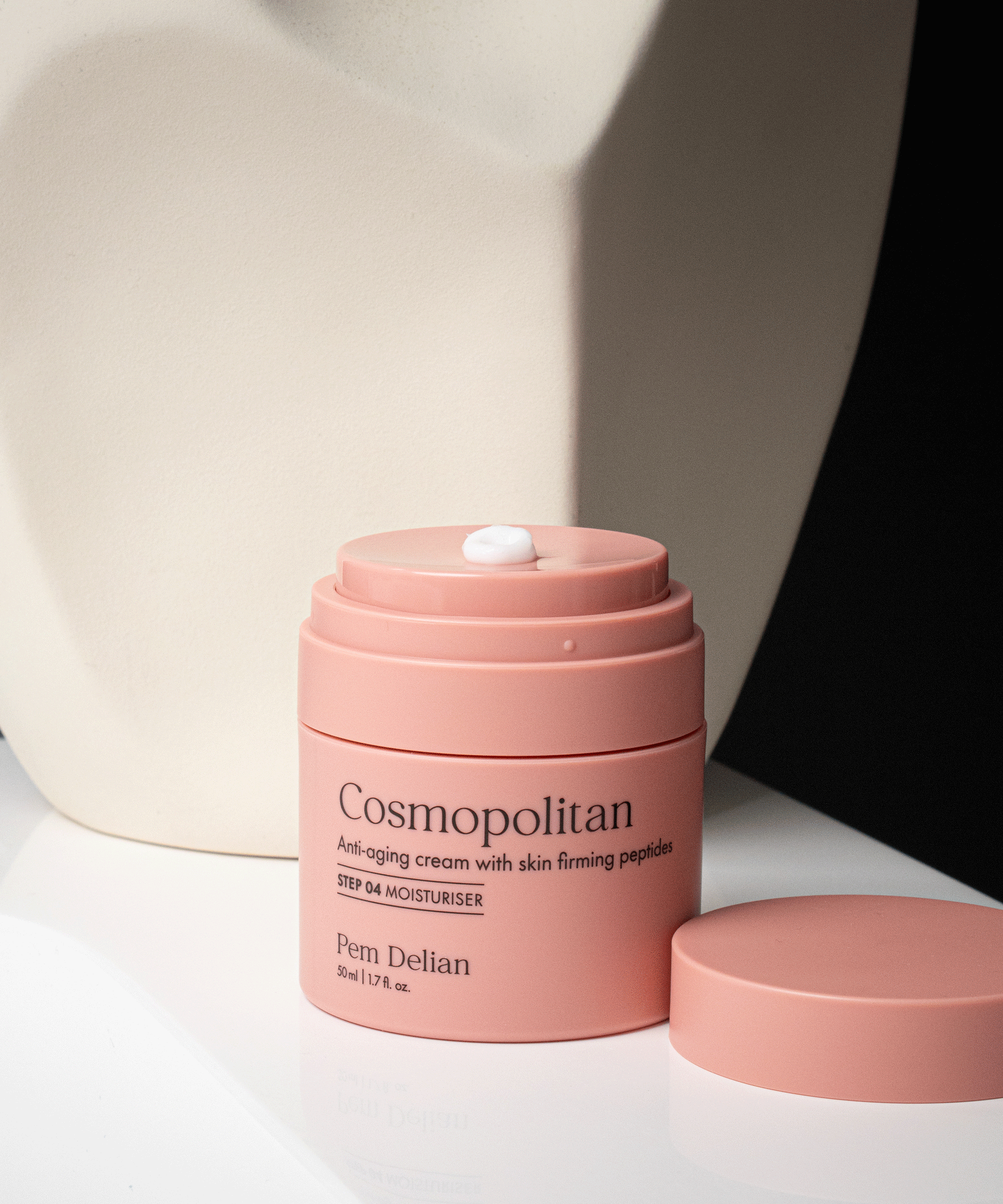  Pem Delian Cosmopolitan arckrém ránctalanító peptidekkel, textúra, háttérben váza