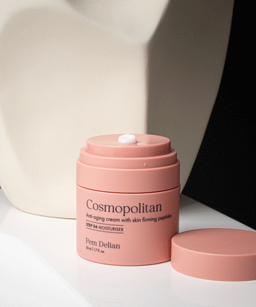  Pem Delian Cosmopolitan arckrém ránctalanító peptidekkel, textúra, háttérben váza