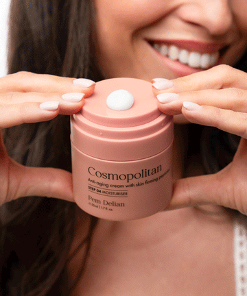 Pem Delian Cosmopolitan arckrém modell kezében, ahogyan lenyomja az adagolót megjelenik a termék a csomagolás tetején