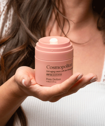 Pem Delian Cosmopolitan arckrém ránctalanító peptidekkel modell kezében