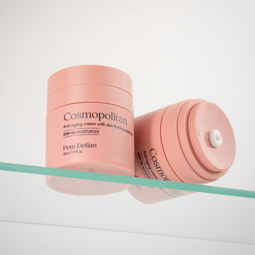 Két Pem Delian Cosmopolitan arckrém feszesítő peptidekkel fekszik egy üveg polcon