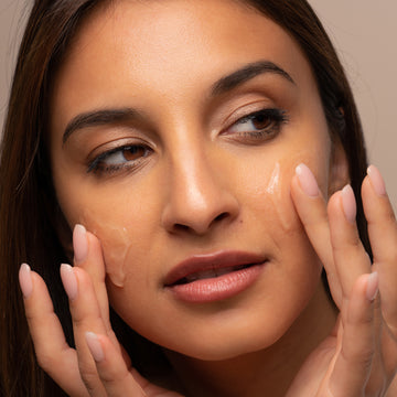 Pem Delian Day Maker Hidratáló arctisztító gél hialuronsavval textúrája arcra kikenve, modell ujjal elkeni