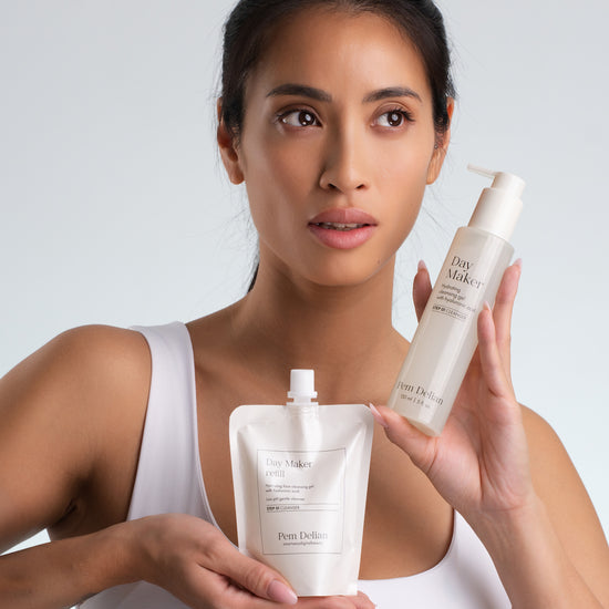 Pem Delian Day Maker tégely és utántöltő a modell két kezében tartva