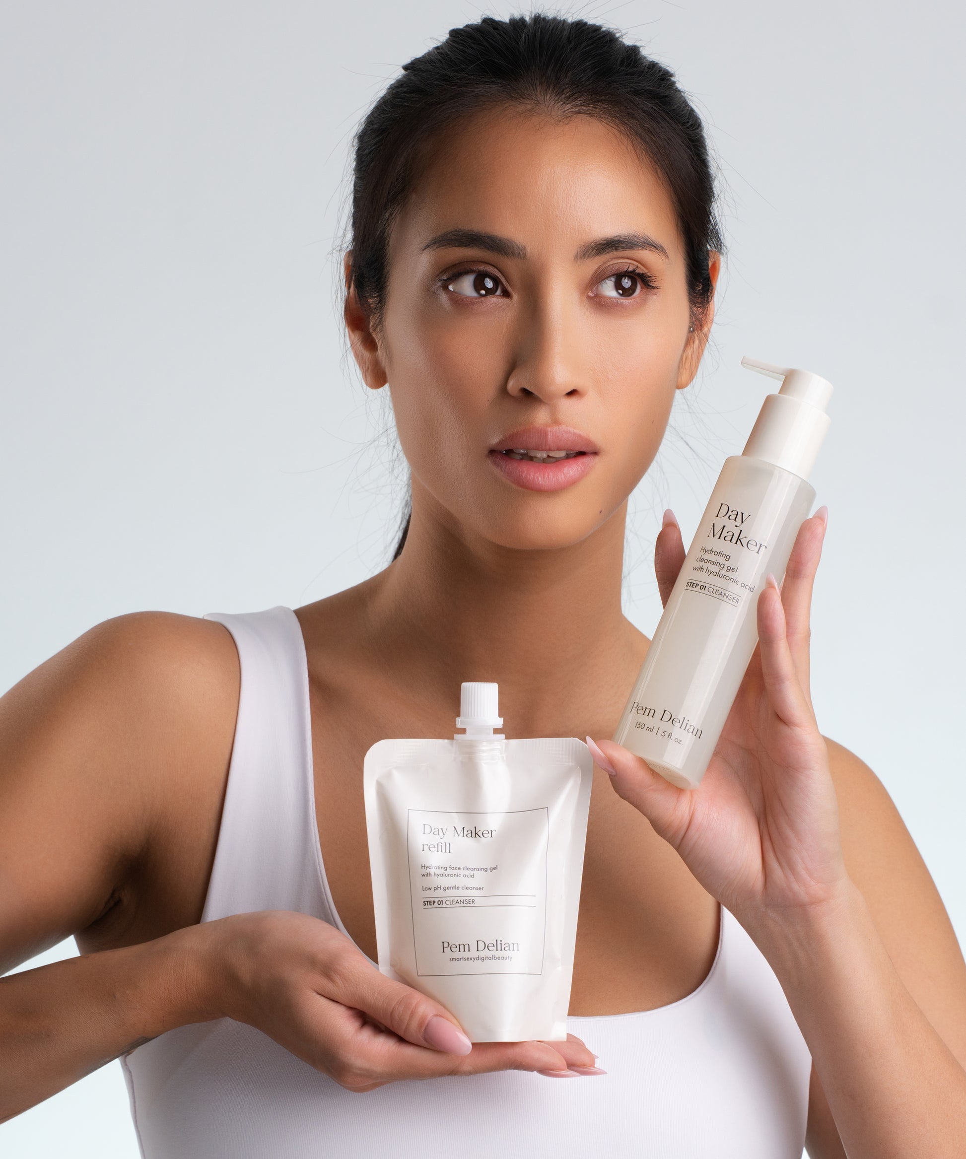 Pem Delian Day Maker tégely és utántöltő a modell két kezében tartva