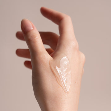 Pem Delian Day Maker Hidratáló arctisztító gél hialuronsavval kézre kikent textúra,  a hialuronsav egy a bőrben is megtalálható természetes hidratáló elem