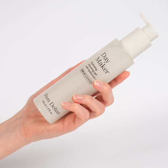 Pem Delian Day Maker Hidratáló arctisztító gél hialuronsavval modell kezében átlósan tartva   
