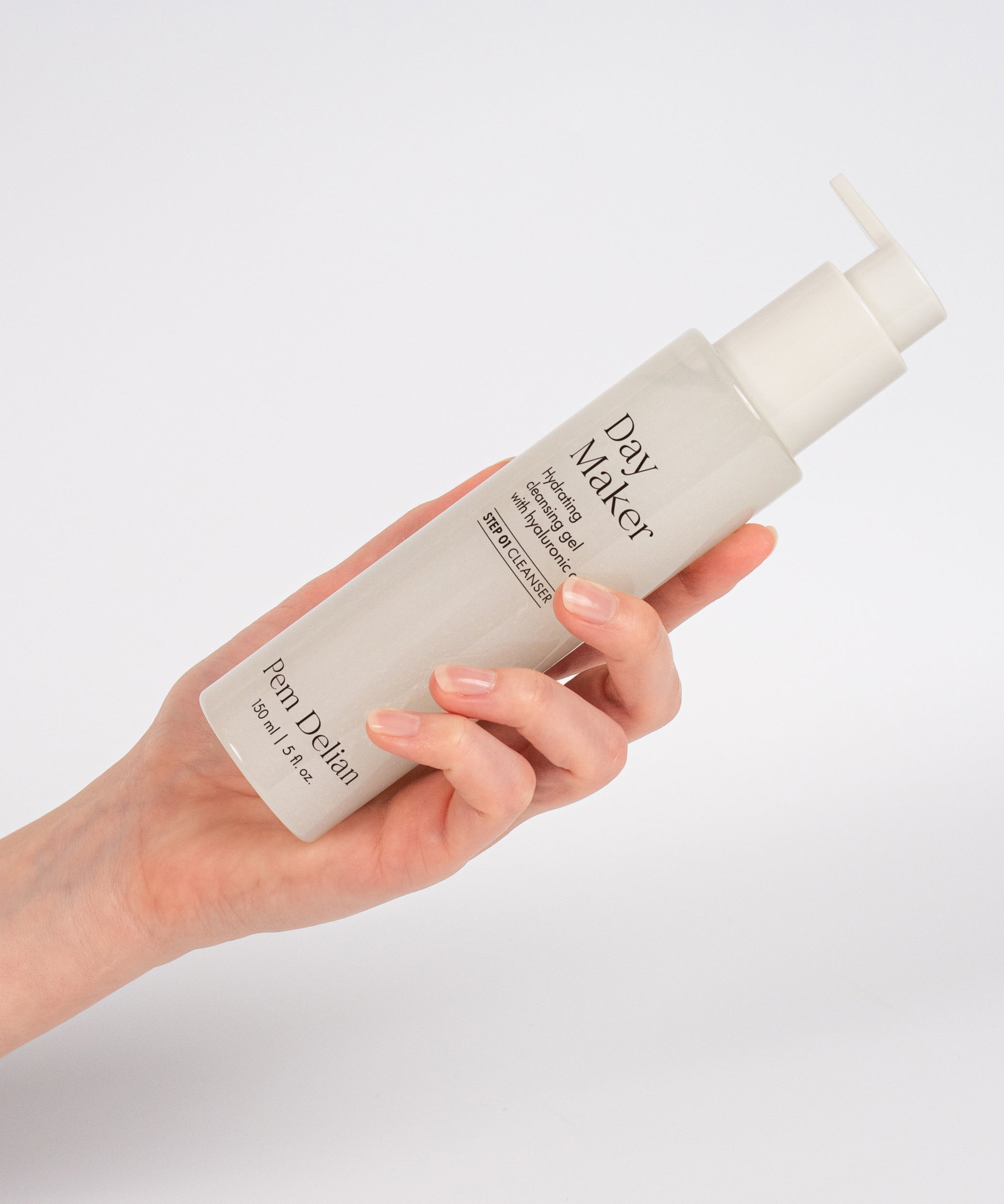 Pem Delian Day Maker Hidratáló arctisztító gél hialuronsavval modell kezében átlósan tartva   
