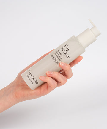 Pem Delian Day Maker Hidratáló arctisztító gél hialuronsavval modell kezében átlósan tartva   
