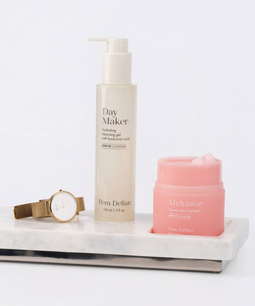 Pem Delian Meltaway és Day Maker arctisztítók egymás mellett tálcán, egy karóra mellettük
