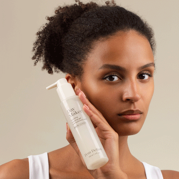 Pem Delian Day Maker Hidratáló arctisztító gél hialuronsavval modell arca mellett tartva