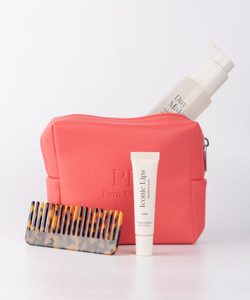 Pem Delian Day Maker Hidratáló arctisztító gél hialuronsavval egy korall színű kozmetikai táskával, mellette fésű és Iconic Lips ajakápoló