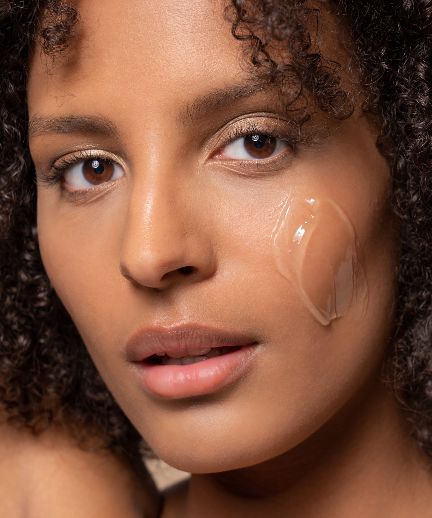 Pem Delian Day Maker Hidratáló arctisztító gél hialuronsavval textúrája barna bőrű modell arcára kenve 
