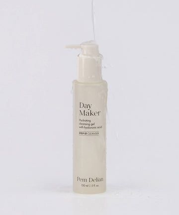 Pem Delian Day Maker Hidratáló arctisztító gélre felülről ráfolyik a víz