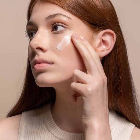 Pem Delian NMF intenzív hidratálókrém modell arcára kenve, textúra elsimítva az ujjával