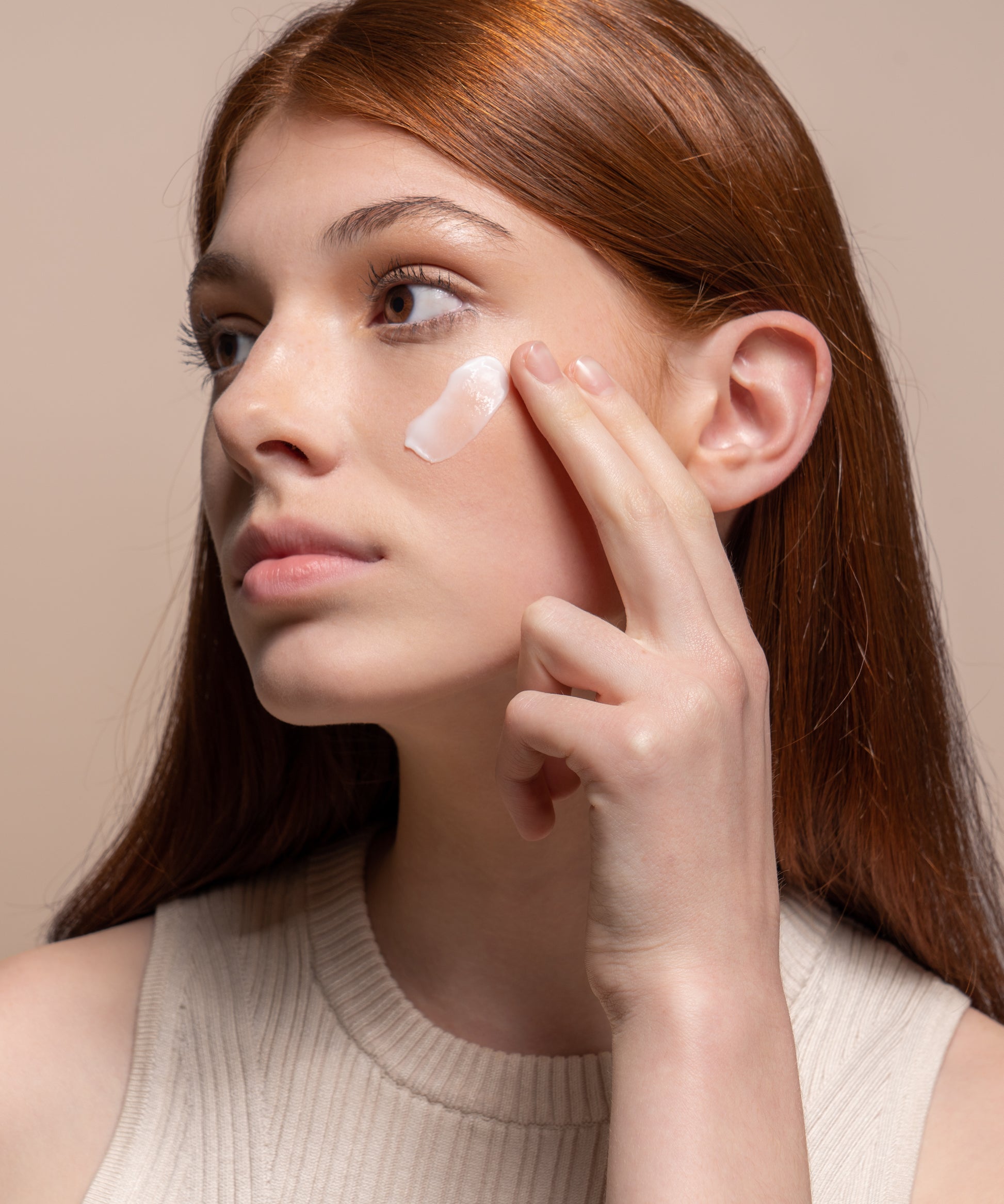 Pem Delian NMF intenzív hidratálókrém modell arcára kenve, textúra elsimítva az ujjával