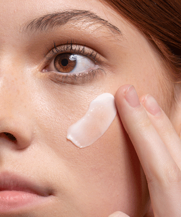 Pem Delian NMF intenzív hidratálókrém a modell arcára kenve, csak az arc fele látszik 