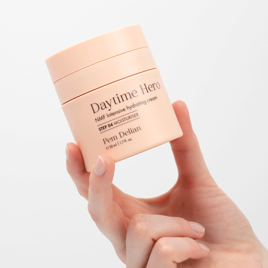 Pem Delian NMF intenzív hidratálókrém a modell kezében tartva fehér háttér előtt
