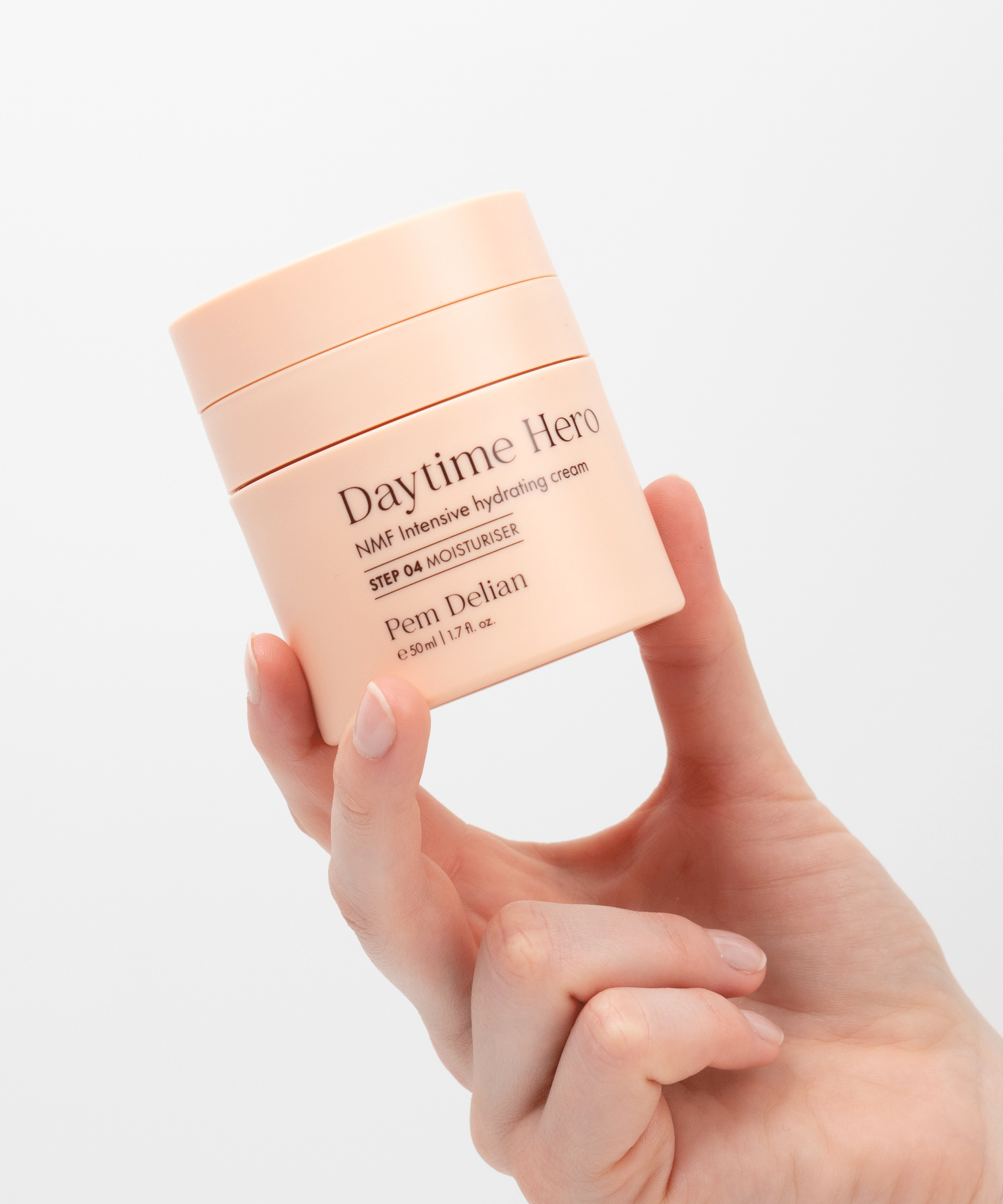 Pem Delian NMF intenzív hidratálókrém a modell kezében tartva fehér háttér előtt