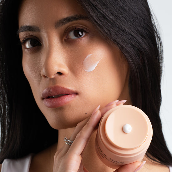 Pem Delian Daytime Hero: modell kezében, textúra az arcon