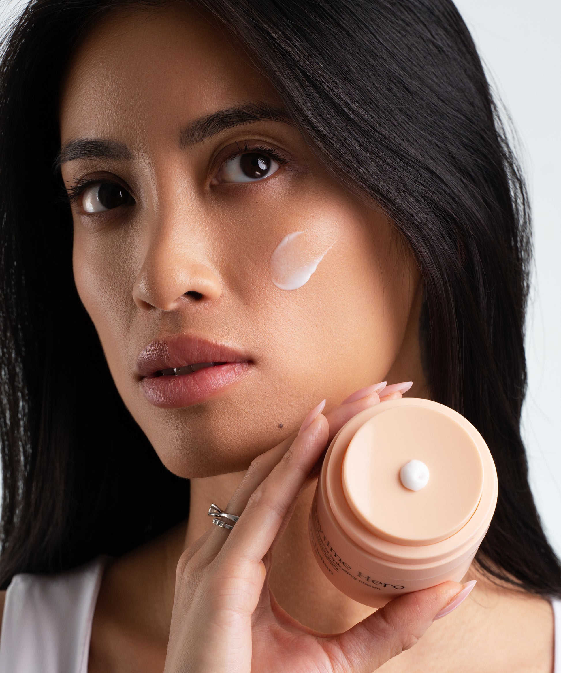 Pem Delian Daytime Hero: modell kezében, textúra az arcon