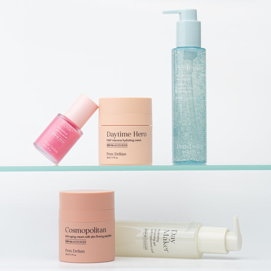 Pem Delian NMF intenzív hidratálókrém egy üveg polcon, mellette hidratálók, lemosó és egy szérum