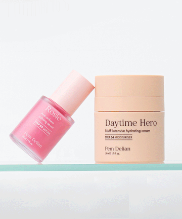 Pem Delian NMF intenzív hidratálókrém üveg polcon, mellette neki dőlve Rosie pink színű szérum