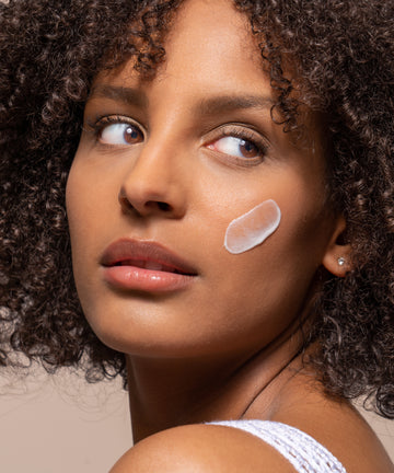 Pem Delian Daytime Hero NMF intenzív hidratálókrém textúrája modell arcára kikenve