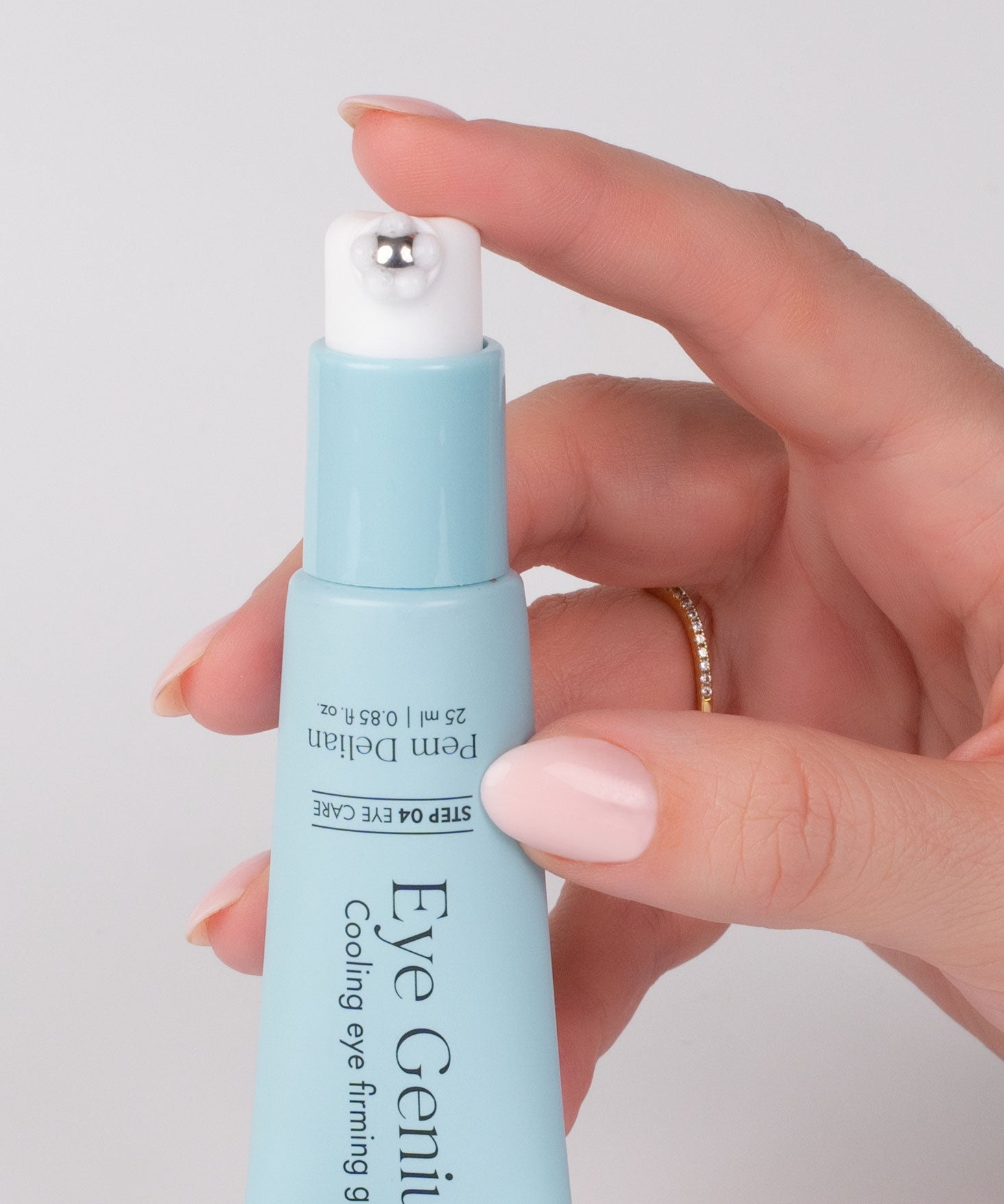 Pem Delian Eye Genius hűsítő szemkörnyékfeszesítő gél kupak nélkül kézben kinyomva