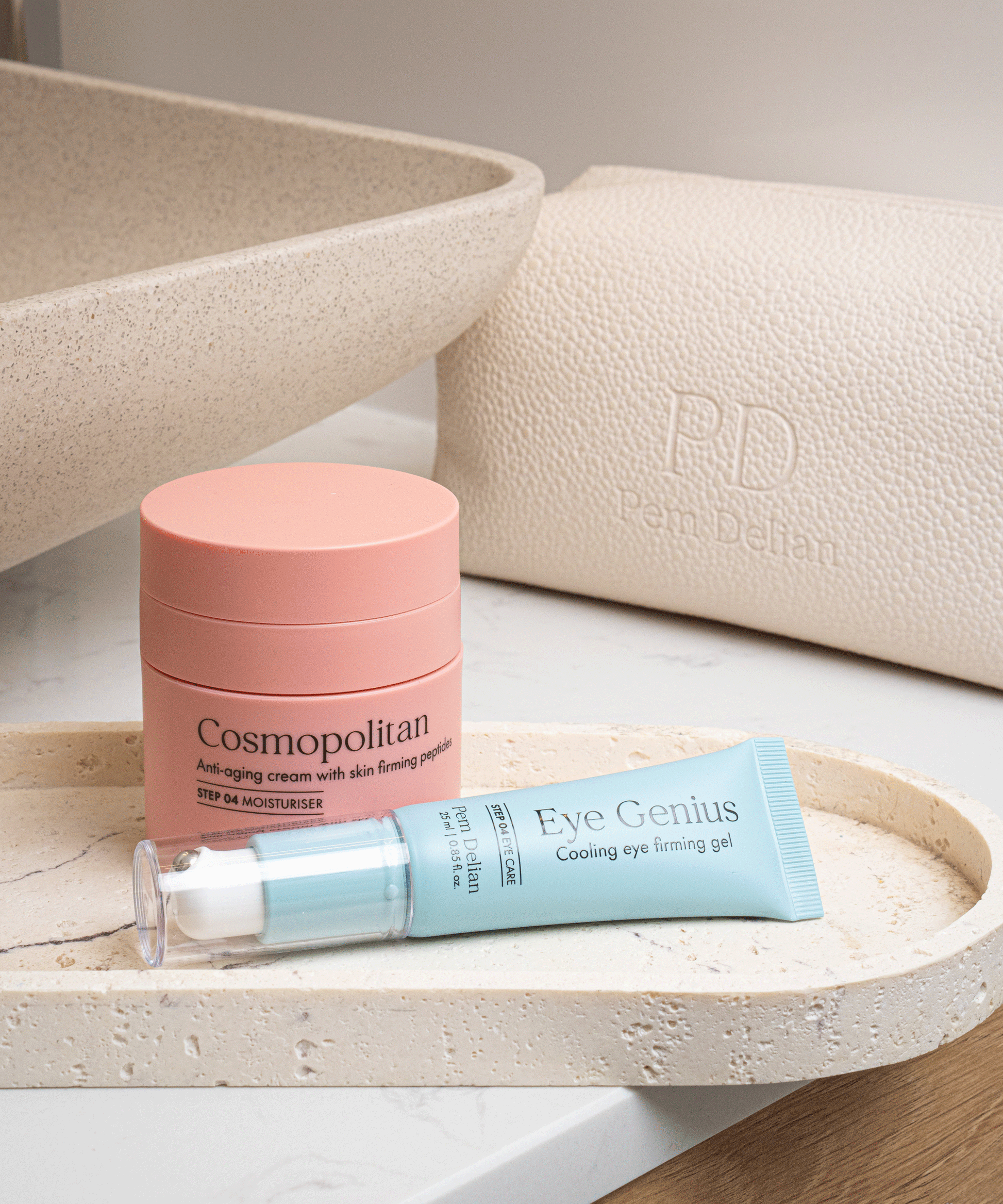 Pem Delian kozmetikumok, Eye Genius, Cosmopolitan fürdőszobában, tálcán, mosdótál mellet, neszeszer előtt