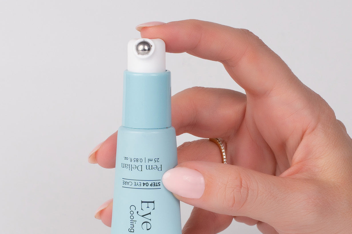 Pem Delian Eye Genius hűsítő szemkörnyékfeszesítő gél kupak nélkül kézben kinyomás előtt