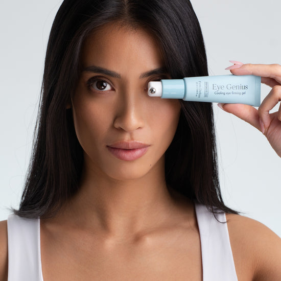 Pem Delian Eye Genius modell kezében tartja, bal szemét eltakarja vele